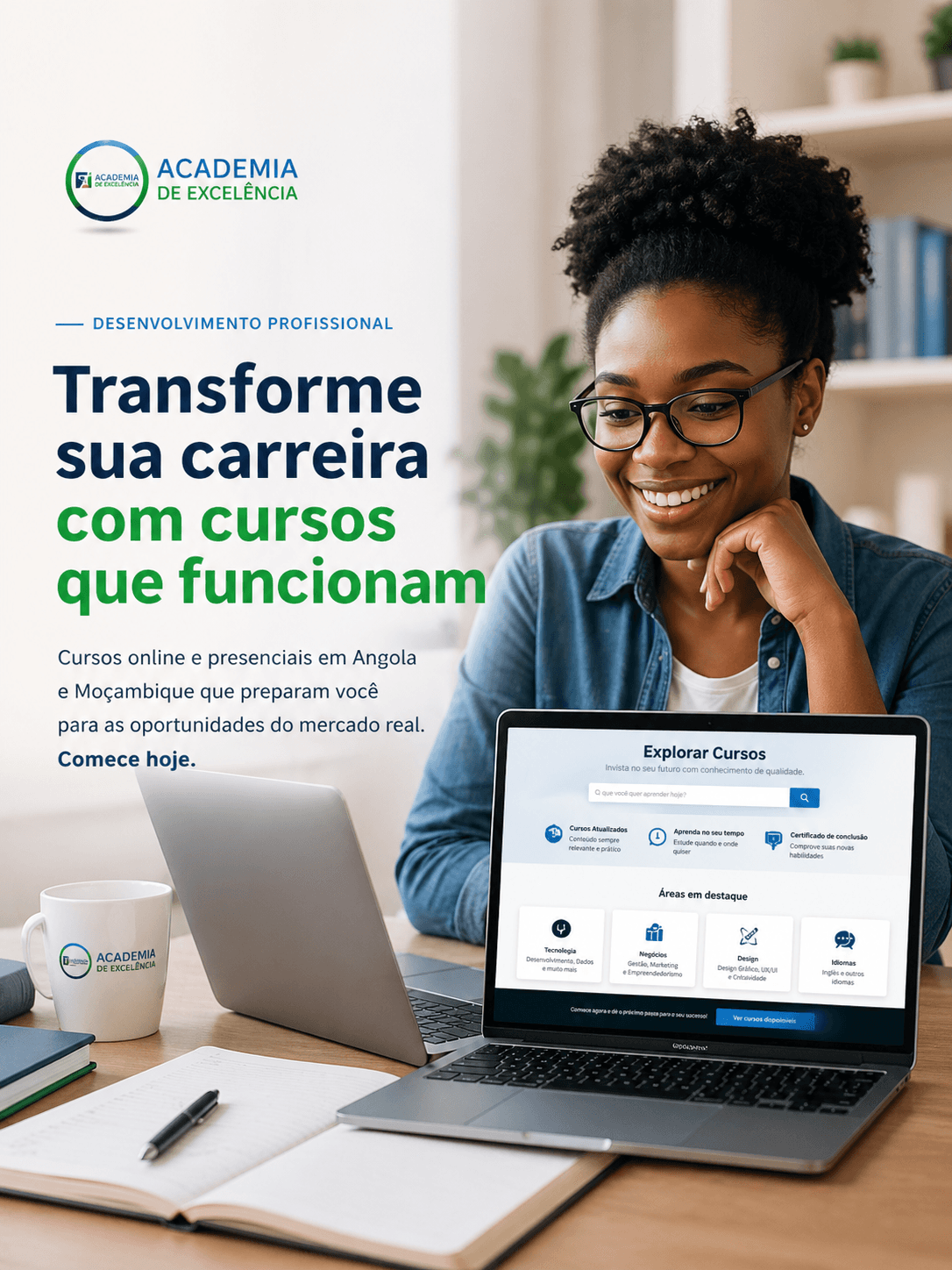 Mulher negra sorridente olha para laptop exibindo site de cursos da Academia de Excelência.